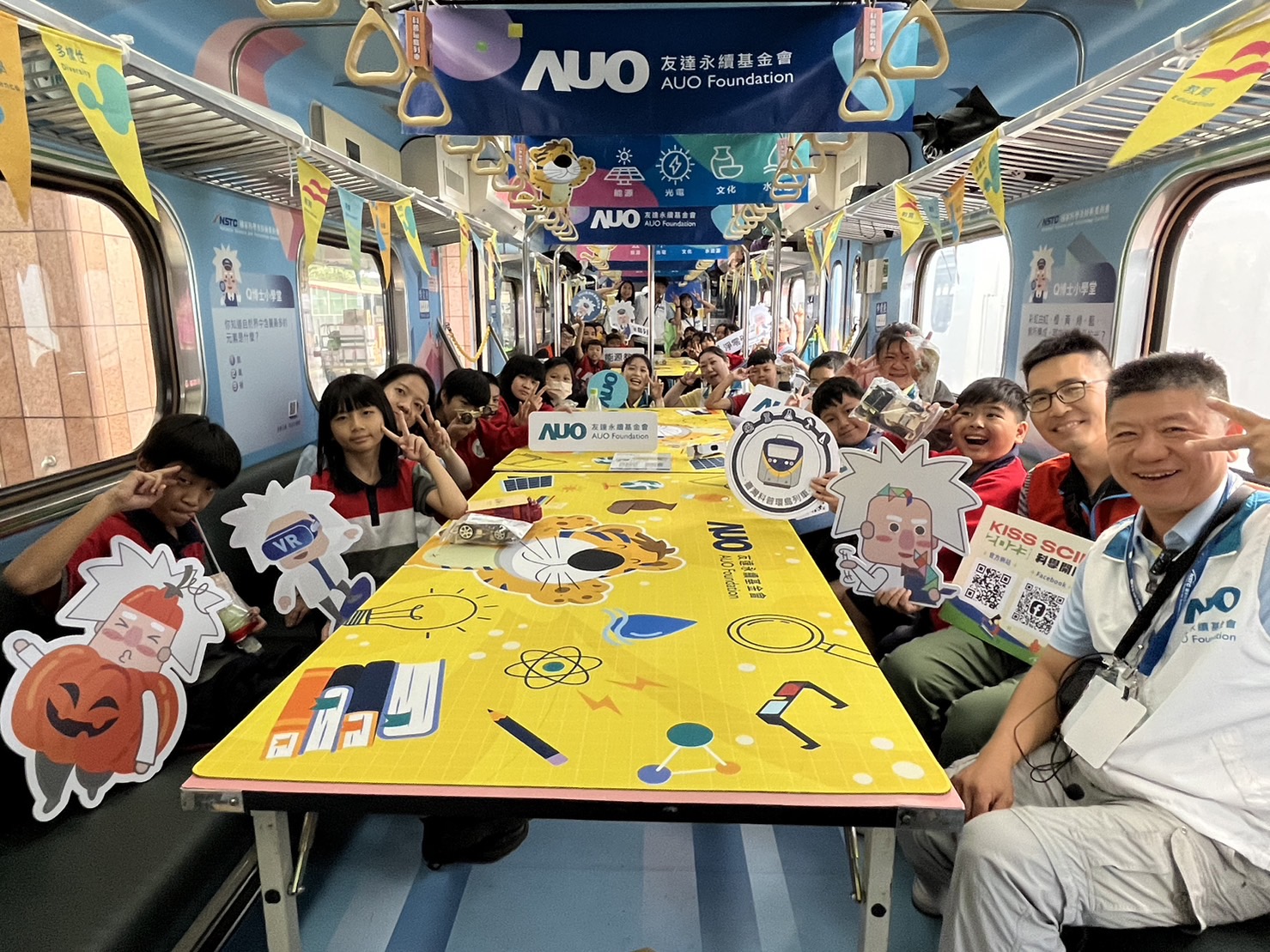pg电子永續基金會參與「臺灣科普環島列車」，設計基礎科學車廂課程，以「淨零碳排和永續能源」為主題，讓學生透過創意實驗認識淨零知識，以及思考生活中的減碳行為