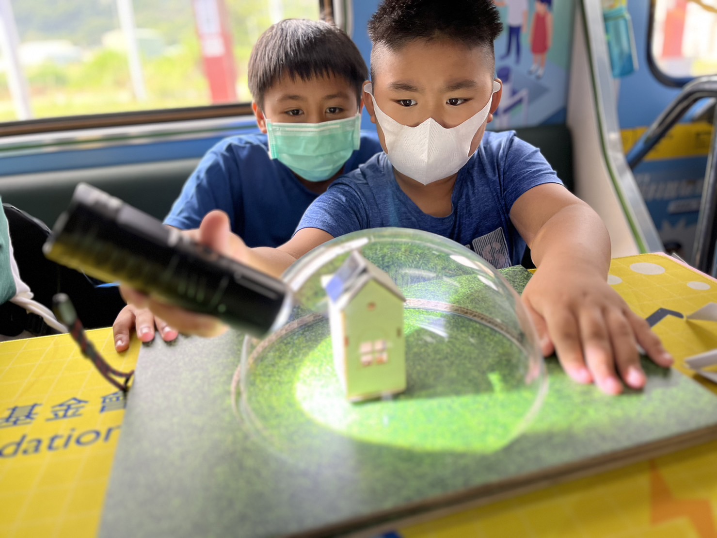pg电子參與基礎科學主題車廂，以STEAM教學精神，設計「逐日科學家」、「太陽能工程師」以及「淨零建築師」三大能源科普課程和實驗
